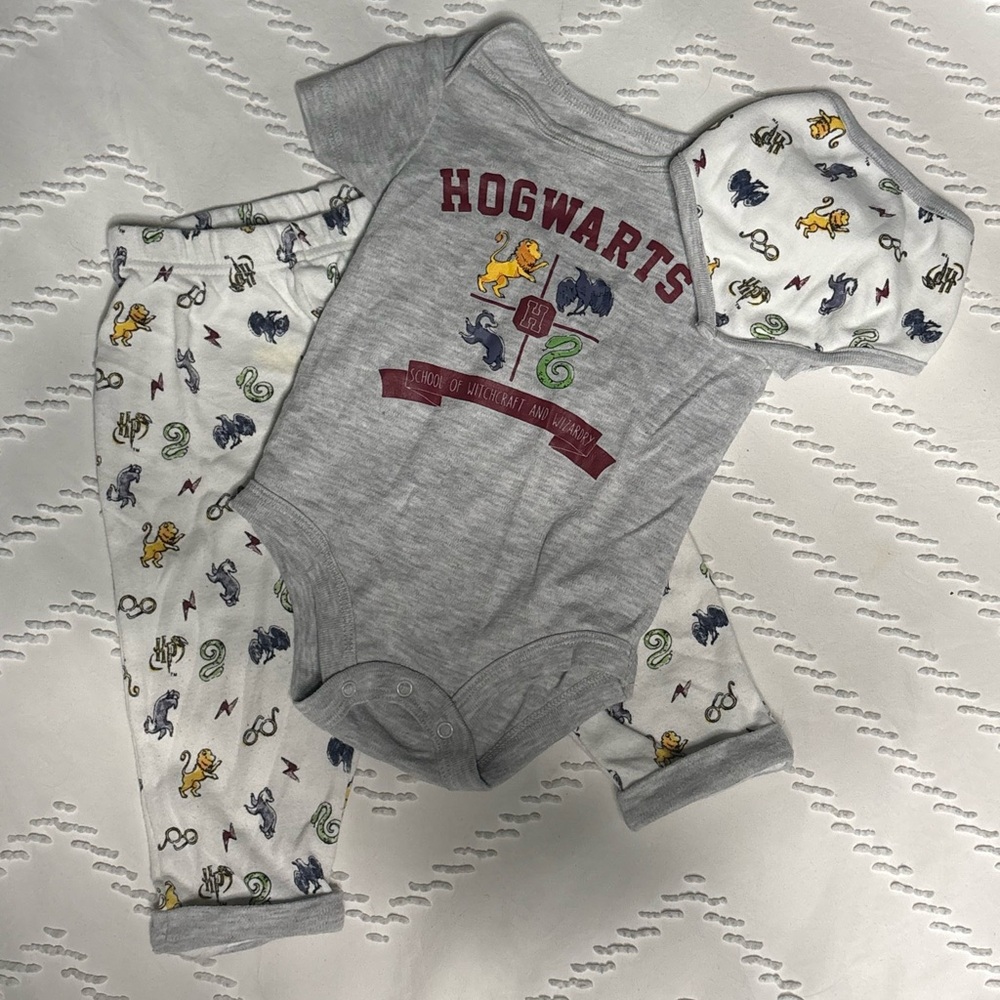 Warner Bros. Gray Hogwarts Baby Set